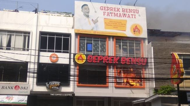 Gerai ayam Ruben Onsu di daerah Fatmawati Raya, Jakarta Selatan terbakar pada Rabu, 31 Juli 2019. (Foto: Instagram)