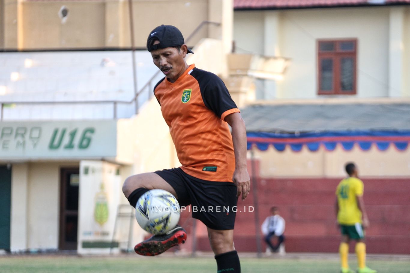 Pelatih Persebaya, Djajang Nurdjaman saat melatih skuatnya di Lapangan Polda Jatim. (Foto: Haris/ngopibareng.id)