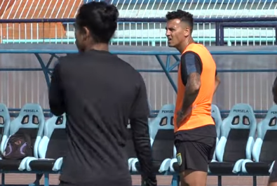 Mesin gol Persela Alex Goncalves, saat latihan di stadion Surajaya. (Foto:Nasih/ngopibareng.id).