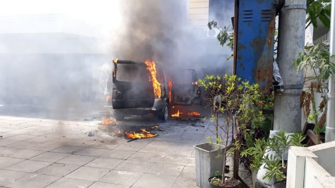 Mobil meledak depan gereja. (Foto: Istimewa)