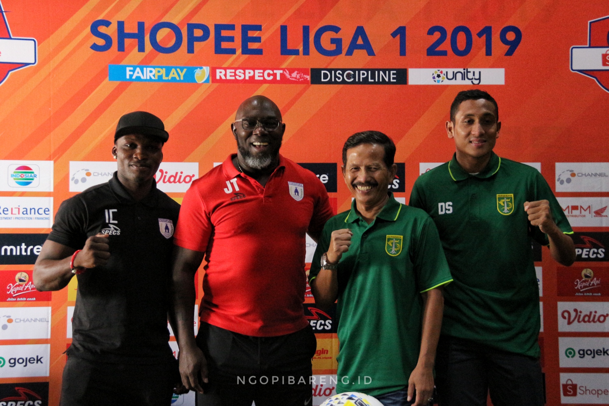 Pemain dan pelatih Persebaya saat berfoto dengan pemain dan pelatih Persipura menjelang laga. (Foto: Haris/ngopibareng.id)