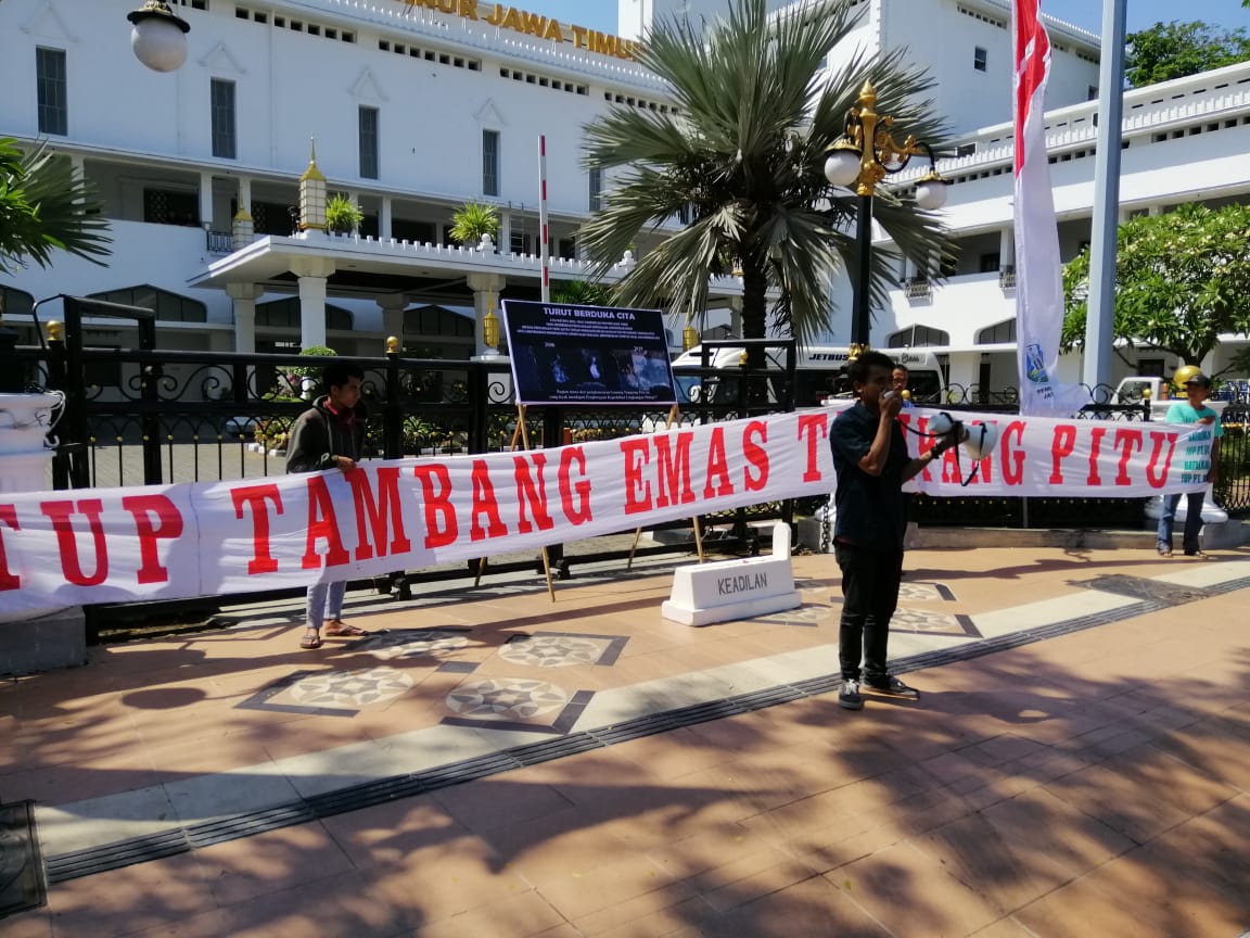 Massa Walhi Jatim saat berdemonstrasi di depan Kantor Gubernur Jawa Timur. (Foto: istimewa)