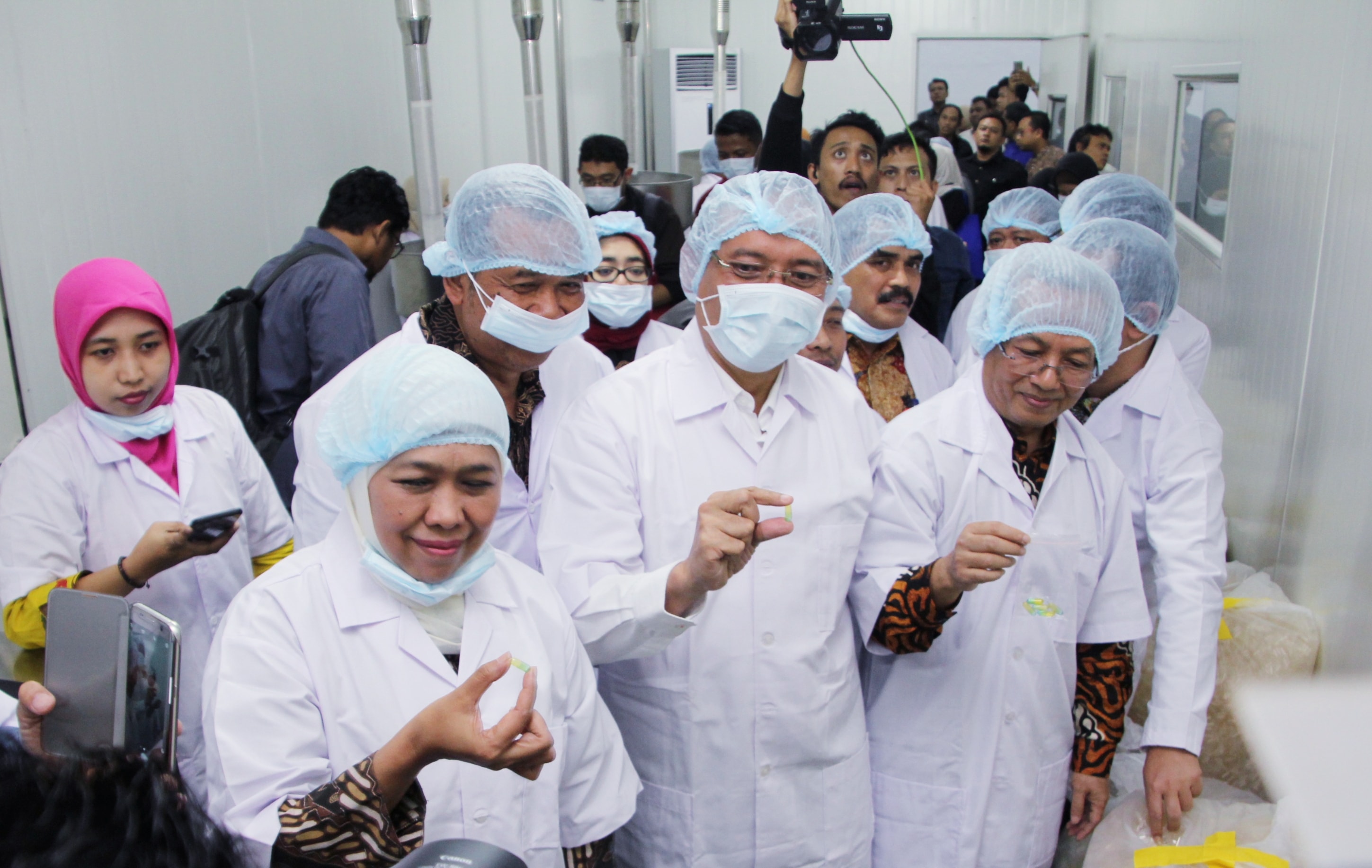 Gubernur Jatim Khofifah Indar Parawansa Di Dampingi Rektor UNAIR Meresmian Industri Cangkang Kapsul Berbasis Rumput Laut Di Gedung Teaching Industry  Universitas Airlangga Surabaya. (Foto: Humas Pemprov Jatim)