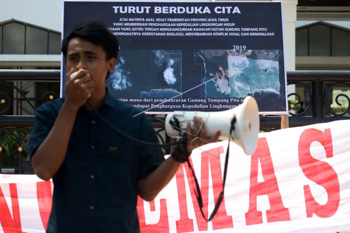 Aktivis lingkungan dari Wahana Lingkungan Hidup Indonesia (WALHI) Jawa Timur berunjukrasa di depan Kantor Gubernur Jawa Timur, Surabaya, Jawa Timur, Kamis 1 Agustus 2019. Mereka memprotes penghargaan yang diberikan Pemprov Jawa Timur kepada perusahaan tambang emas di kawasan Tumpang Pitu, Banyuwangi yaitu PT Bumi Suksesindo. (Foto: Antara)