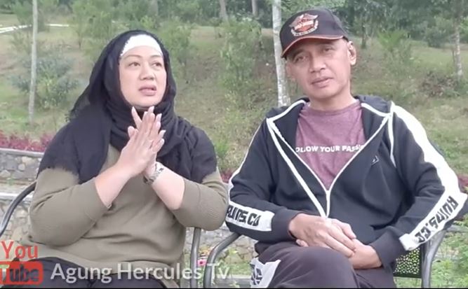 Agung Hercules ditemani sang istri, Mira Rahayu, mengabarkan perjuangannya sembuh dari kanker otak lewat kanal YouTube miliknya.