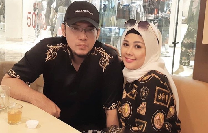 Sandy Tumiwa bersama istri siri keduanya, Vivi Paris.