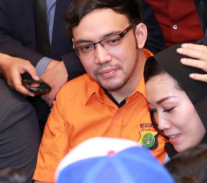 Sandy Tumiwa menceraikan istri siri pertamanya, Diana Limbong, saat mendekam dipenjara karena kasus investasi bodong pada 2015 silam.