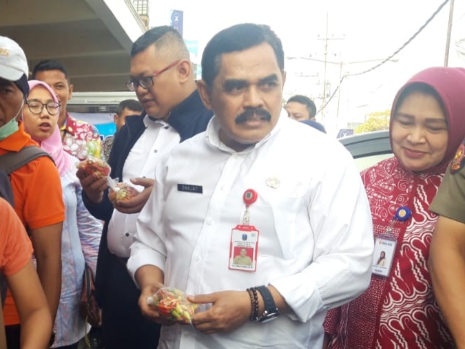 Kepala Dinas Perdagangan Jatim Drajat Irawan saat lakukan operasi pasar di Tambakrejo, Surabaya. (Foto: Haris/ngopibareng.id)