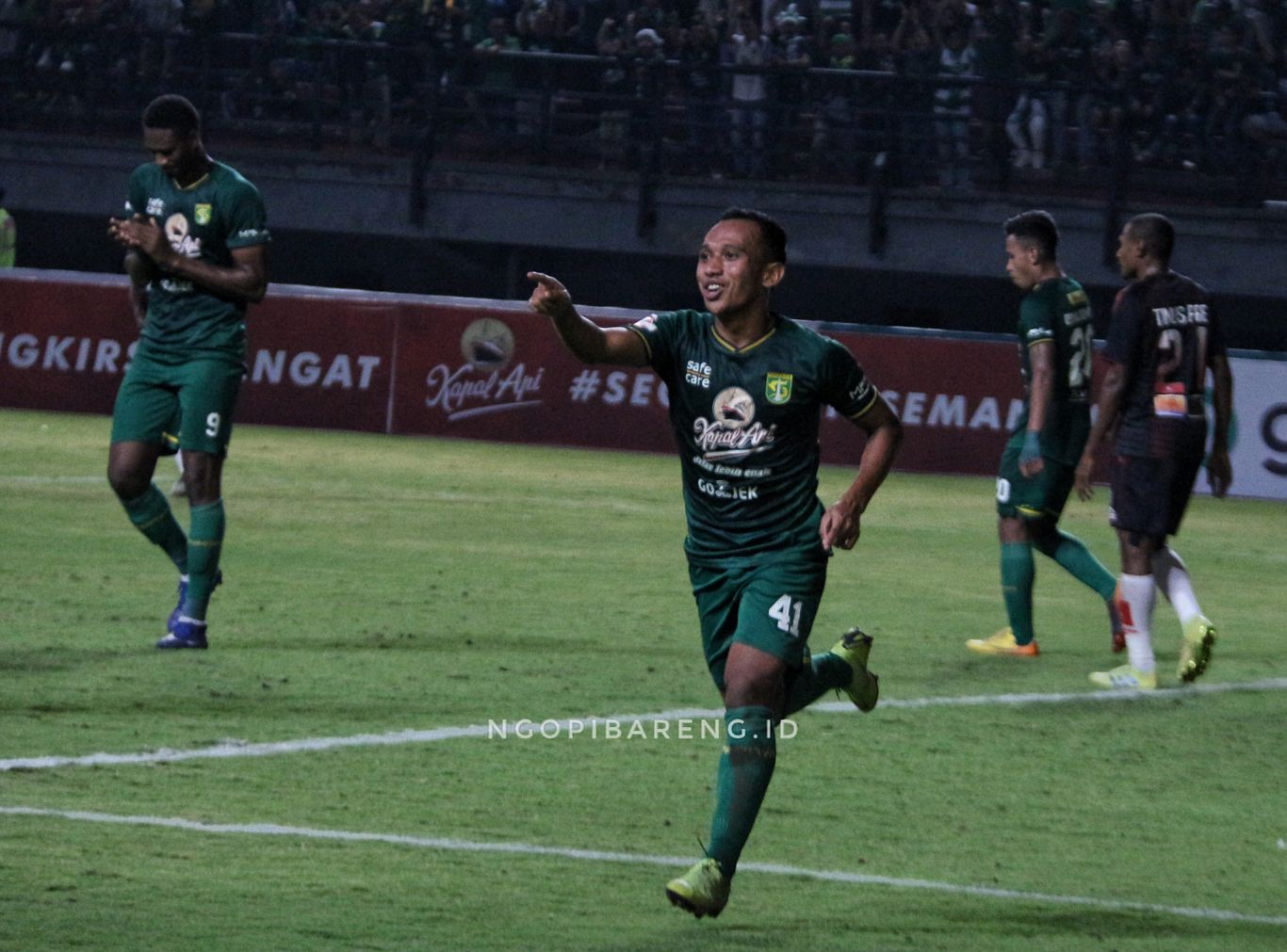 Winger Persebaya, Irfan Jaya melakukan selebrasi usai membobol gawang Persipura. (Foto: Haris/ngopibareng.id)