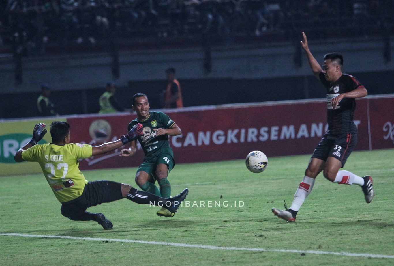 Winger Persebaya, Irfan Jaya saat berusaha melewati kiper Persipura. (Foto: Haris/ngopibareng.id)