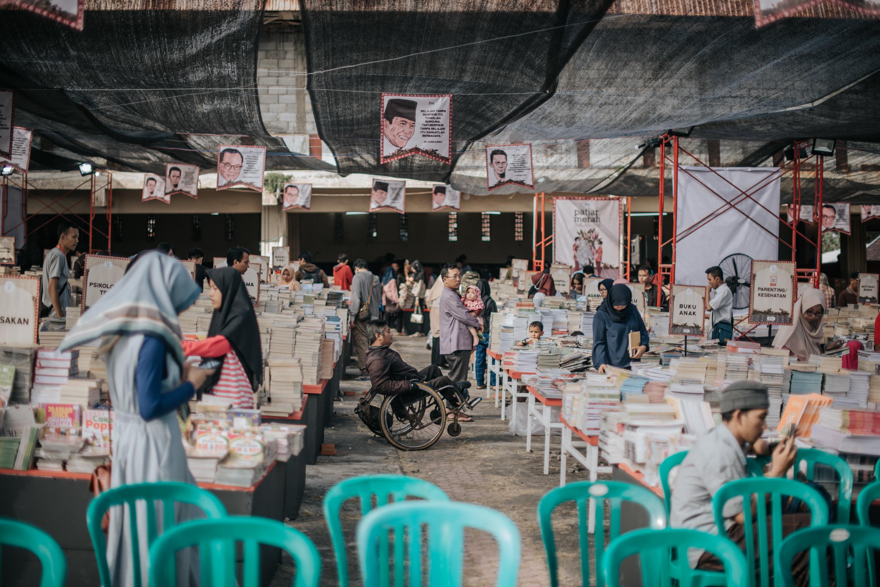 Tumpukan ratusan buku dan para pengunjung di acara Festival Kecil Literasi dan Pasar buku Keliling (dok: foto istimewa)