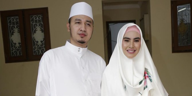 Pasangan Kartika Putri dan Habib Usman bin Yahya.