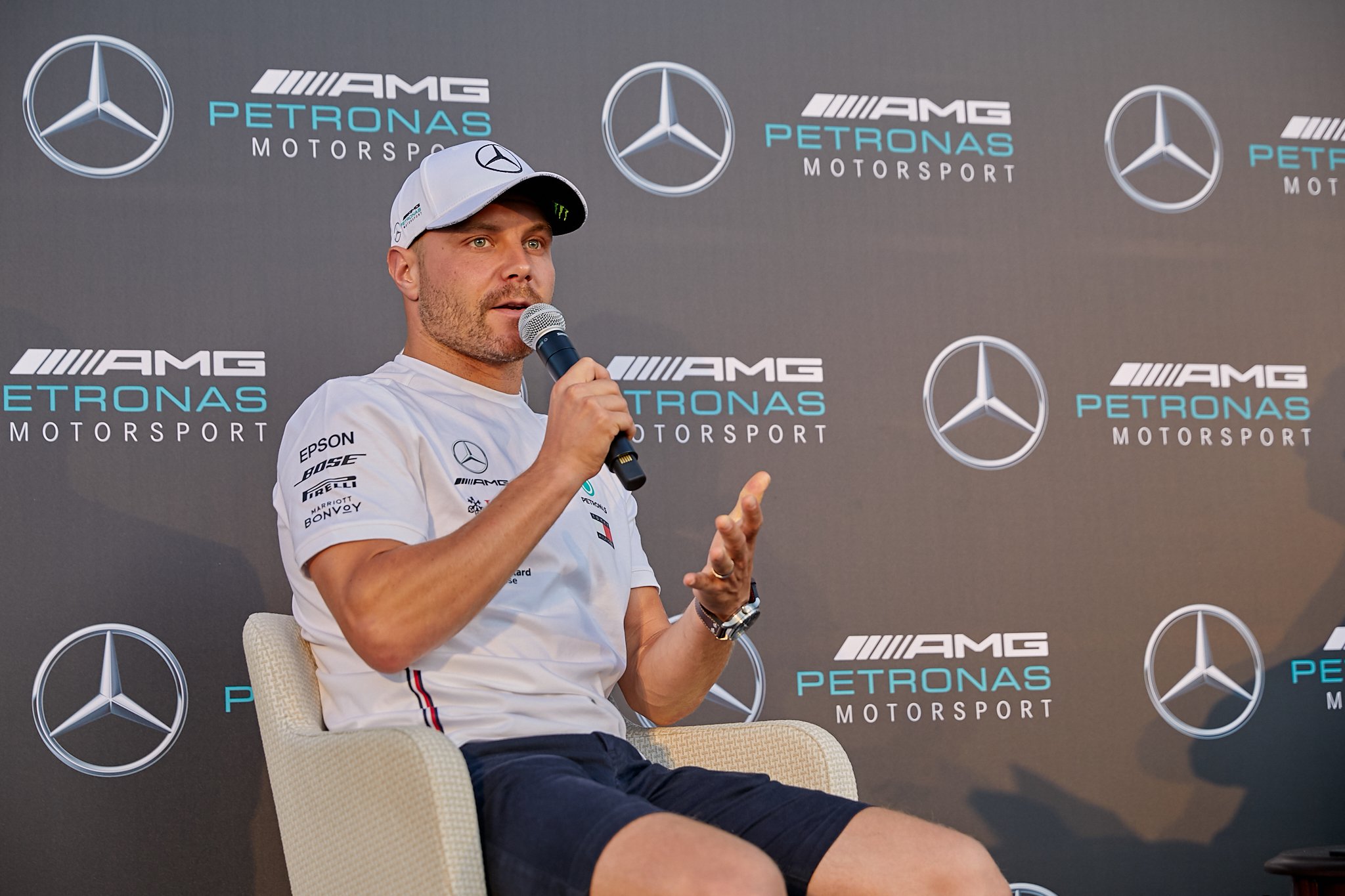 Valtteri Bottas tak ingin memikirkan hal lain selain balapan dan menyelesaikannya dengan baik. (Foto: Twitter/@MercedesAMGF1)