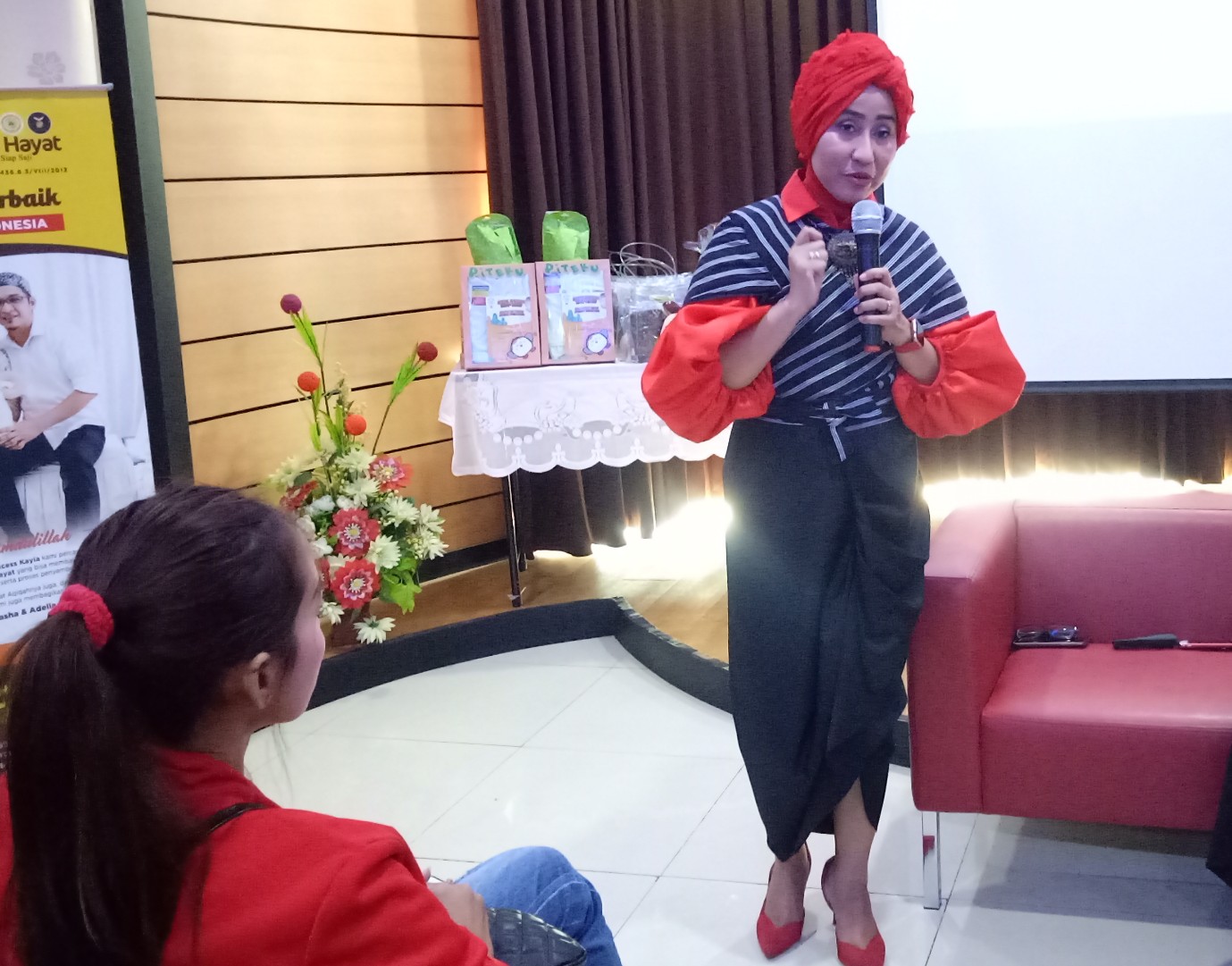 dr. Dini Adityarini,SpA  saat menerangkan kepada para ibu pentingnya menyusui secara langsung (Foto: Pita/ngopibareng.id)