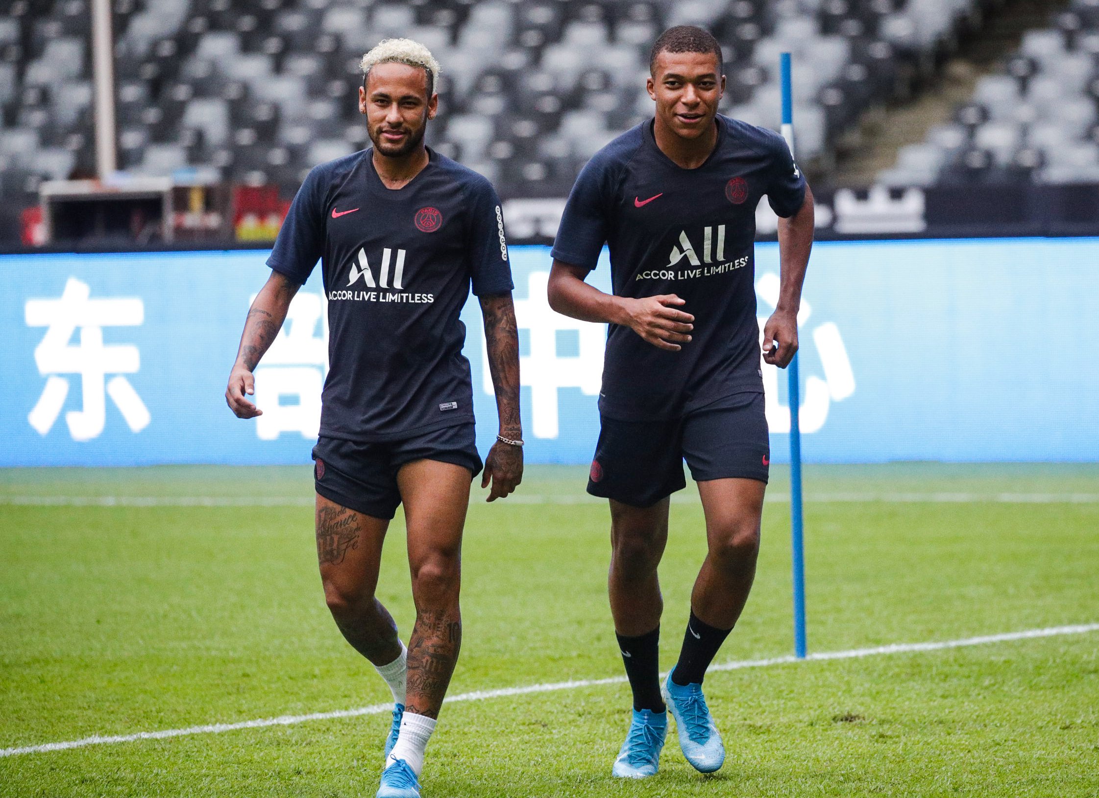 Kylian Mbappe menunjukkan bahwa ia tak punya masalah dengan Neymar. (Foto: Twitter/@PSG_inside)