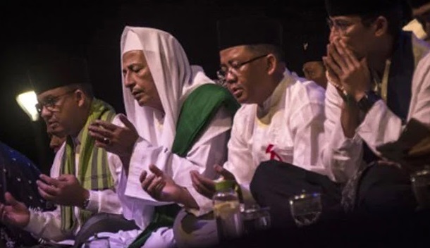 Rais Am Jamiyah Ahli Thariqah al-Mu'tabarah al-Nahdliyah (JATMAN) Habib Muhammad Luthfi bin Ali bin Yahya  menyambut ulama sufi dunia. (Foto: jatman for ngopibareng.id)