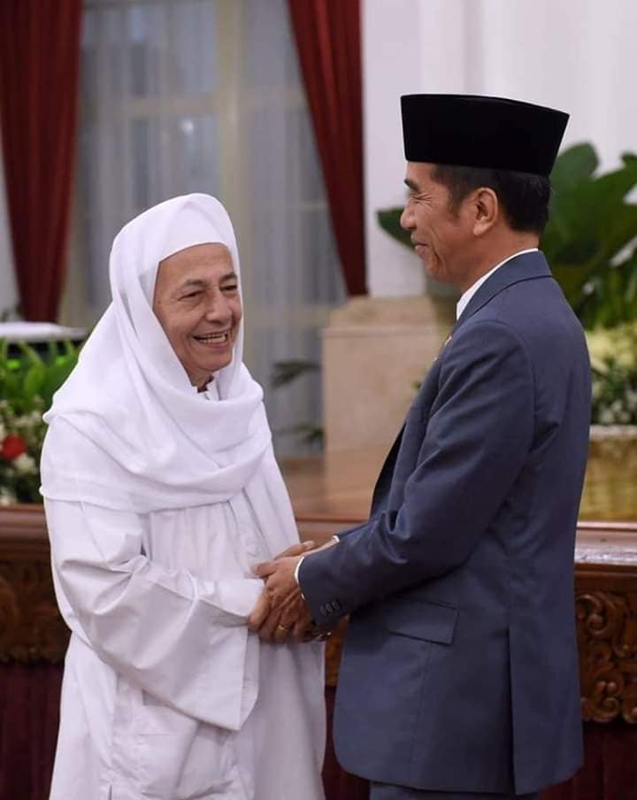 Habib Muhammad Luthfi bin Yahya dan Presiden Joko Widodo. (Foto: setneg/ngopibareng.id)