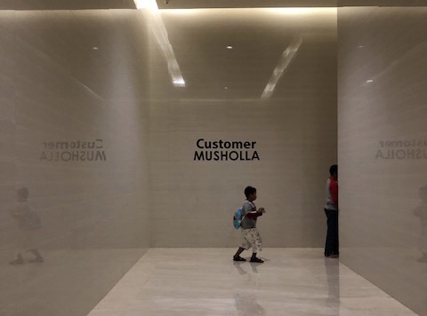 Koridor menuju Mushoila Galaxy Mall yang mewah.