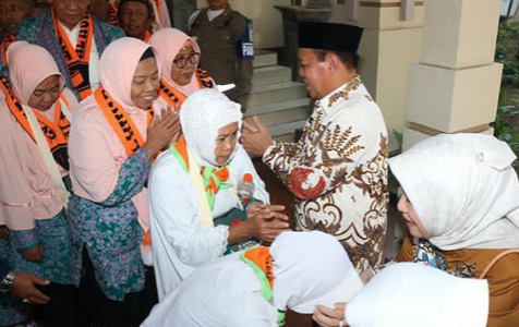 Pelepasan calon jemaah haji oleh Bupati Lamongan. (Foto:Nasih/ngopibareng.id)