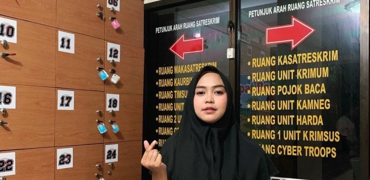 Ria Ricis pose di kantor polisi usai melaporkan netizen yang mem-bully. (Foto: Instagram Ria Ricis)