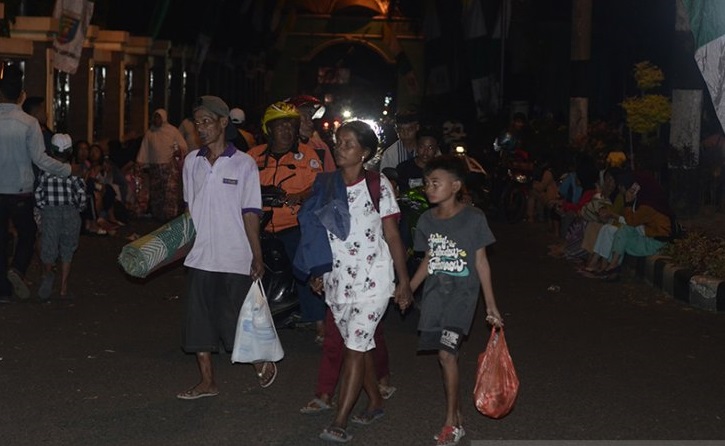 Ribuan Warga Pesisir Bandar Lampung panik akibat gempa berpusat di wilayah barat daya Sumur Banten, mengungsi mencari dataran tinggi diantaranya Kantor Gubernur Lampung, Lampung, Jumat 2 Agustus 2019. Badan Meteorologi, Klimatologi dan Geofisika (BMKG) menyebut gempat tersebut memiliki Magnitudo 6,9 dan berpusat di wilayah barat daya Sumur, Banten. (Foto: Antara/Ardiansyah)