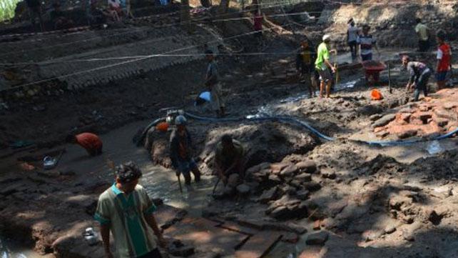 Tim Balai Pelestarian Cagar Budaya (BPCB) Jatim dibantu warga melakukan ekskavasi survei penyelamatan situs petirtaan di dasar sendang Dusun Sumberbeji, Desa Kesamben, Kecamatan Ngoro, Jombang, Jawa Timur, Sabtu 3 Agustus 2019. (Foto: Antara)