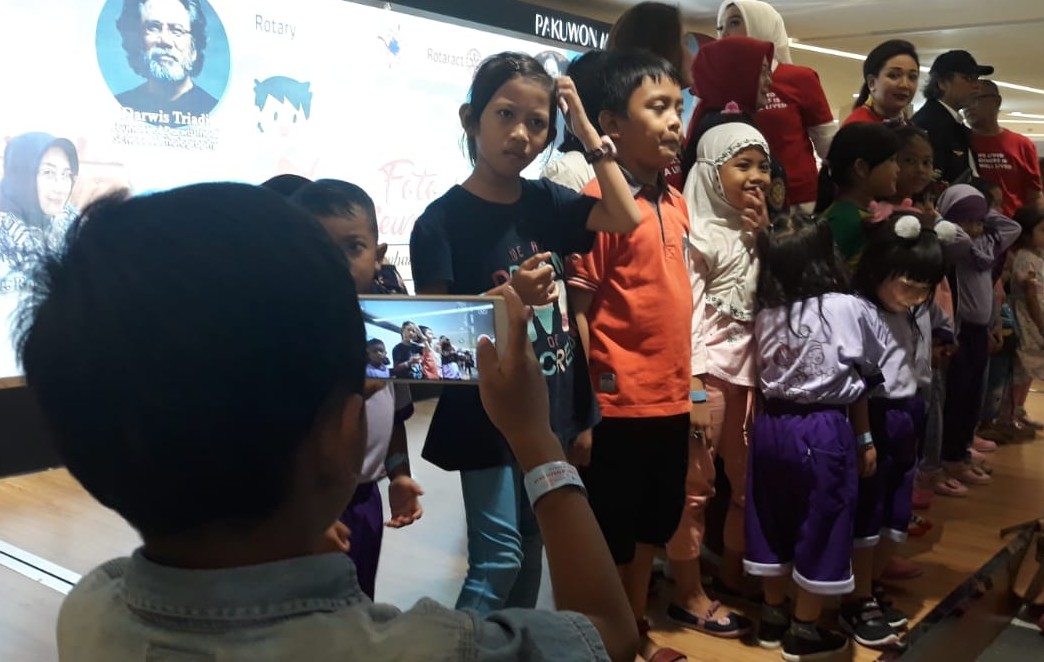 Ilustrasi seorang anak sedang memotret (Foto: Pita/ngopibareng.id)