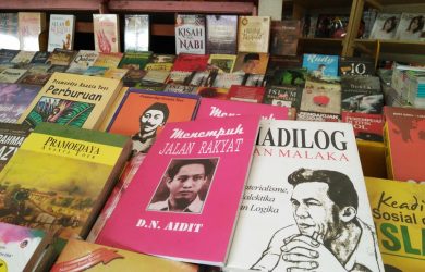 ilustrasi buku-buku terkait komunisme. (Foto: dok/ngopibareng.id)