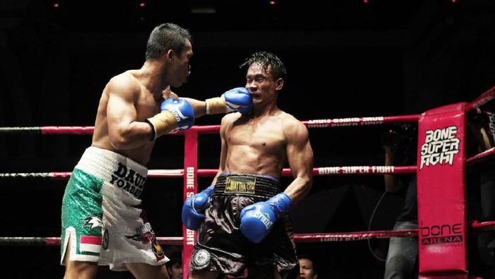 Daud Yordan mengalahkan petinju asal Thailand Aekkawee Kaewmanee. (Foto: Mahkota Promotion)