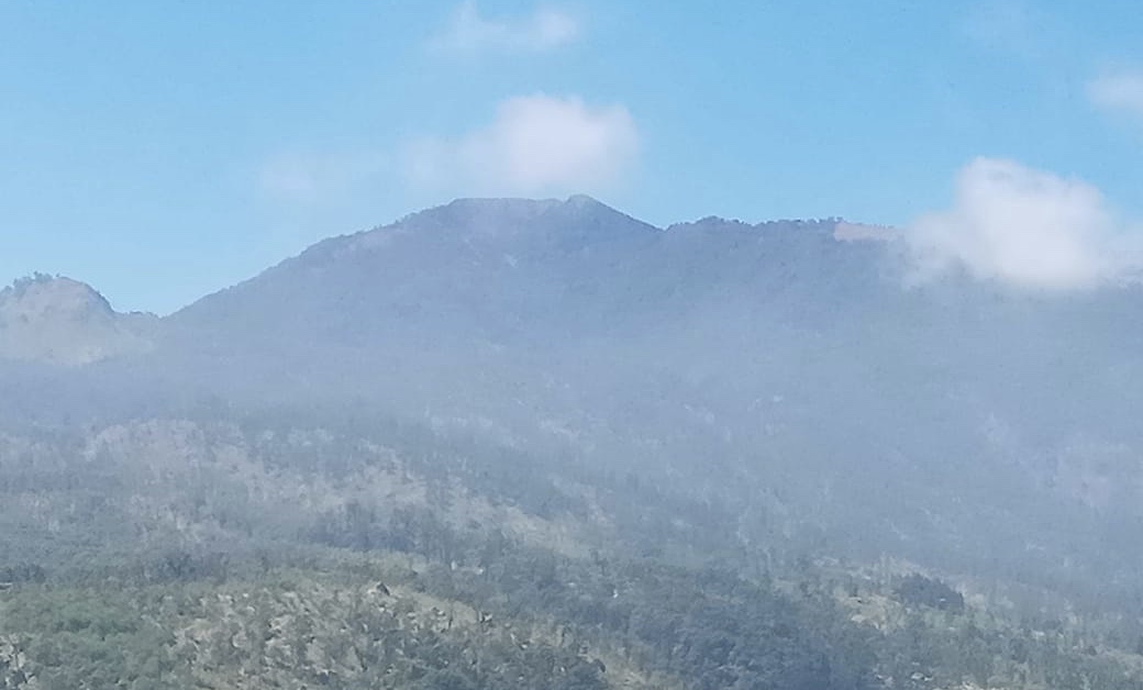 Asap masih muncul di Gunung Arjuno dan Welirang. (Foto: BPBD Jatim)