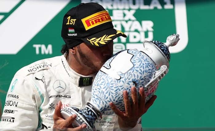 Pebalap Mercedes Lewis Hamilton memenangi balapan Formula 1 2019 seri GP Hungaria di Sirkuit Hungaroring, Minggu. (Foto:Telegraph)