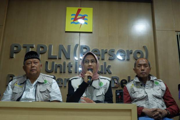 Plt Dirut PLN Sripeni Inten Cahyani (tengah) saat jumpa pers terkait pemadaman listrik, Minggu 4 Agustus 2019.