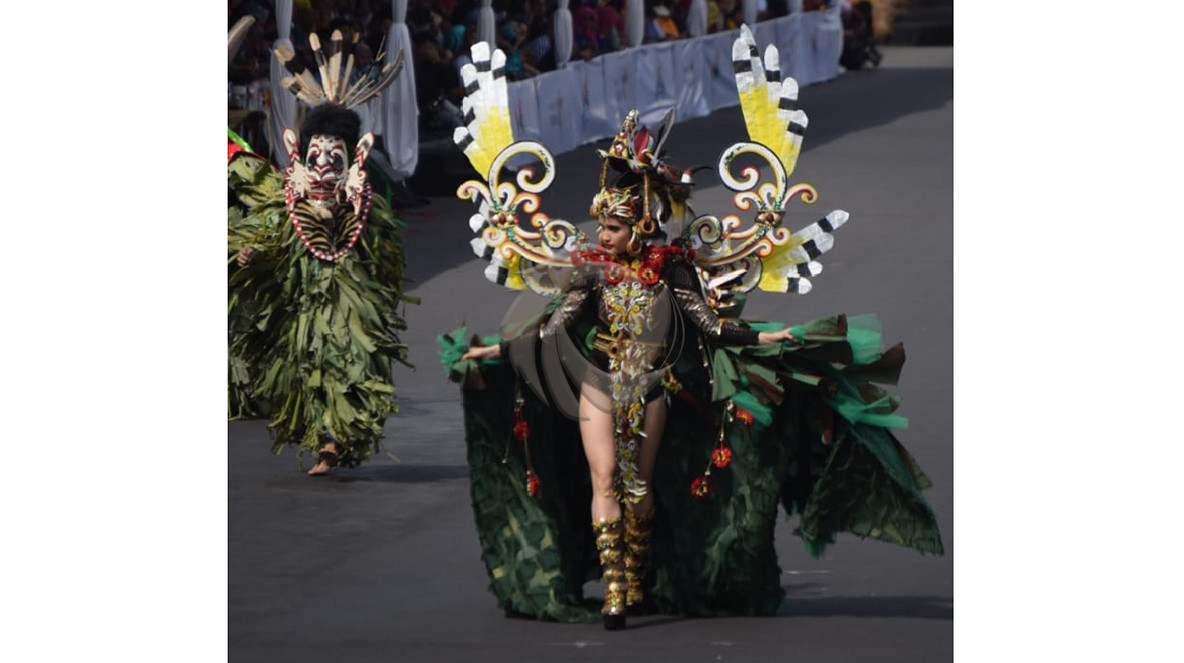 Penampilan Cinta Laura di Jember Fashion Carnaval.