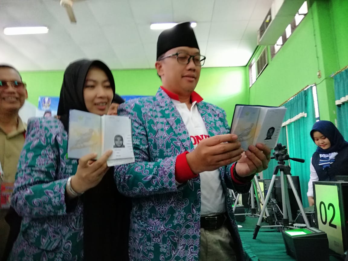 Menpora, Imam Nahrawi bersama sang istri, Shobibah Rohmah hendak melakukan ibadah haji. (Foto: Haris/ngopibareng.id)