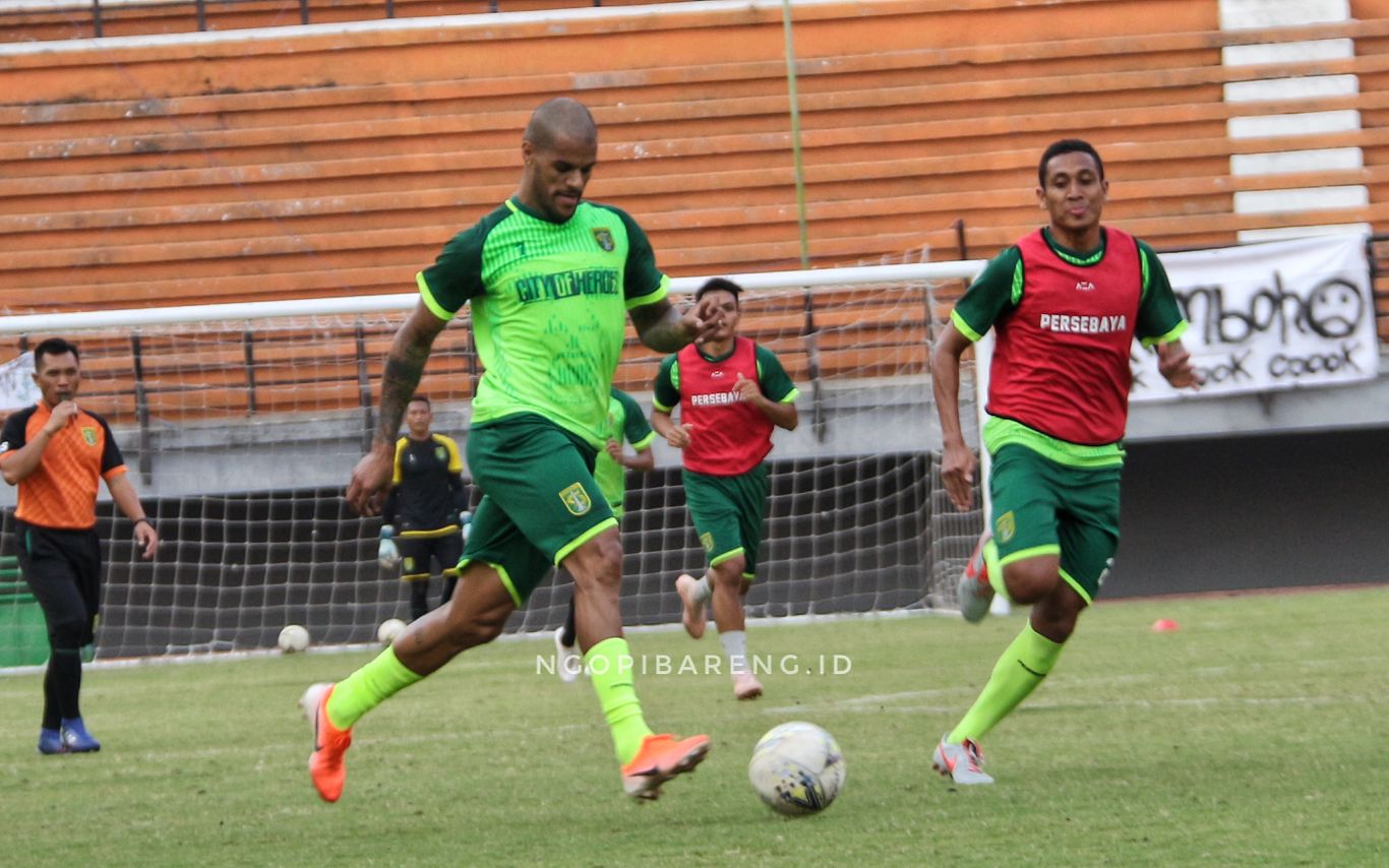 David da Silva mengikuti latihan perdana bersama Persebaya di Stadion Gelora Bung Tomo, Senin 5 Agustus 2019. (Foto: Haris/ngopibareng.id)