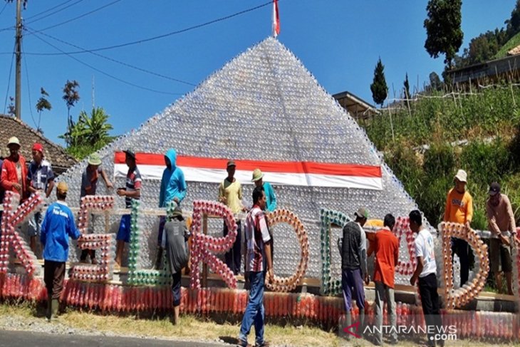 Wow piramida plastik. Paling keren untuk peringatan HUT RI sekaligus kampanye antiplastik. (Foto:Istimewa/Sumer)