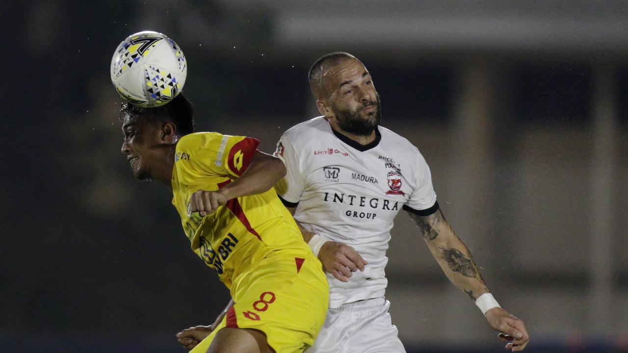 Gelandang Bhayangkara FC, M Hargianto, duel udara dengan striker Madura United, Aleksandar Rakic, pada laga Liga 1 2019 di Stadion Madya, Jakarta. (Foto: Ant)