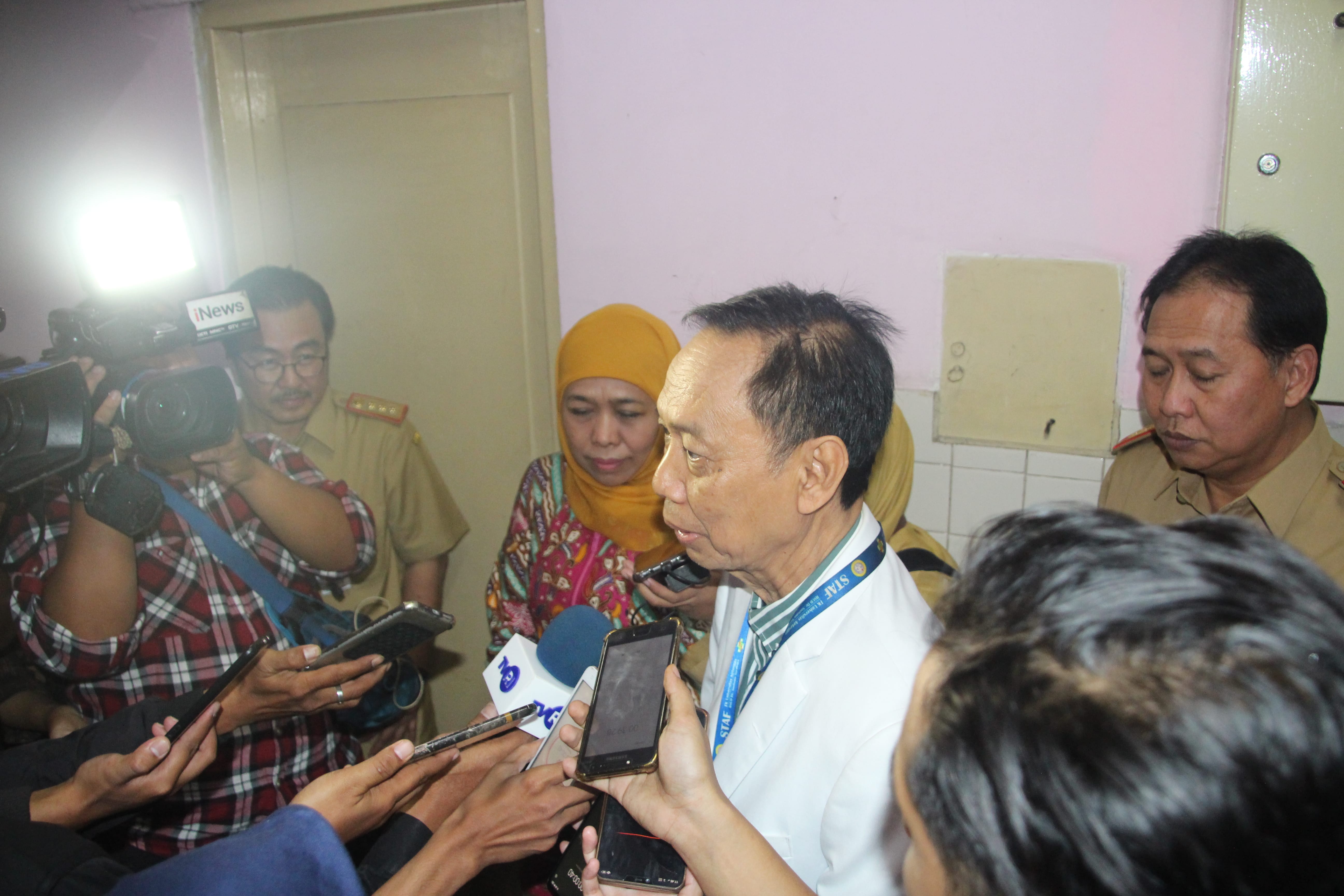 Ketua Tim Penanganan Kembar Siam RSUD Dr Soetomo, Dr. Agus Hariyanto saat memberi keterangan kepada awak media di RSUD DR Soetomo, Surabaya, Senin 5 Agustus 2019. (Foto: Faiq/ngopibareng.id)