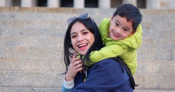 Nagita Slavina (Gigi) bersama putranya, Rafathar.