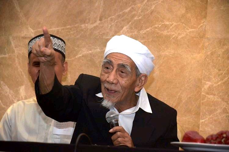 Almarhum Maimun Zubair atau Mbah Moen.