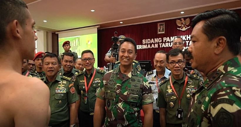 Panglima TNi saat mengajukan pertanyaan kepada Enzo.  (Foto: tniad.mil.id)