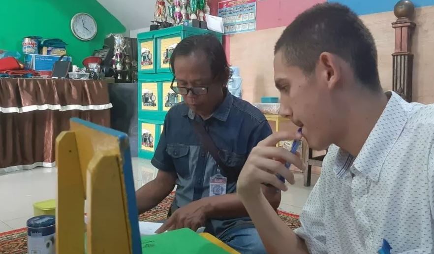 Enzo Zenz Allie, berlatih psikologi dengan staf kodim Jakarta Barat.   (Foto: tniad.mil.id)