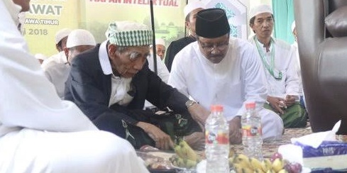 KH Maimoen Zubair bersama Saifullah Yusuf (Gus Ipul). (Foto: istimewa)