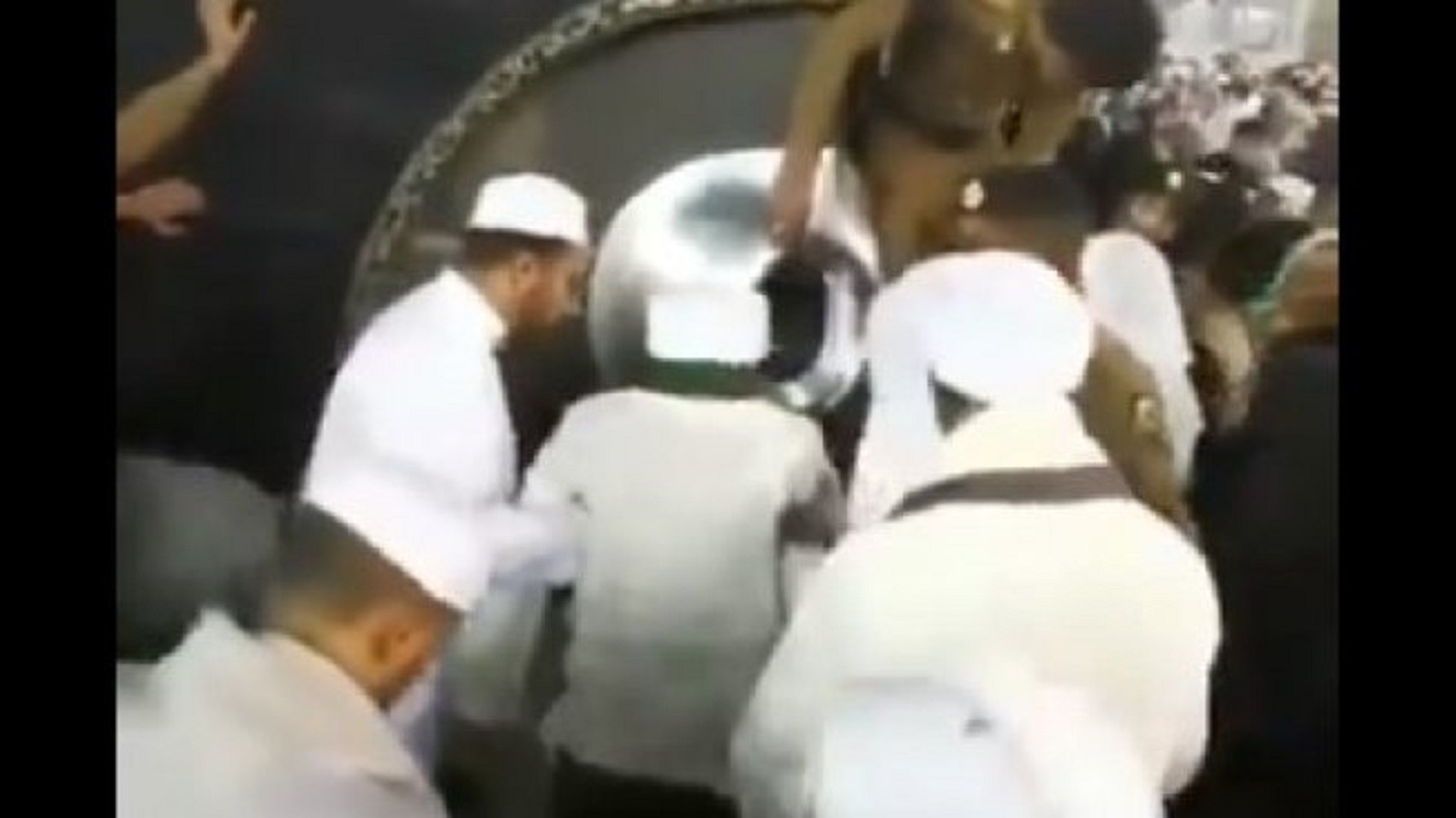 Video viral sosok ulama mencium Hajar Aswad bukan almarhum Mbah Moen. (YouTube)