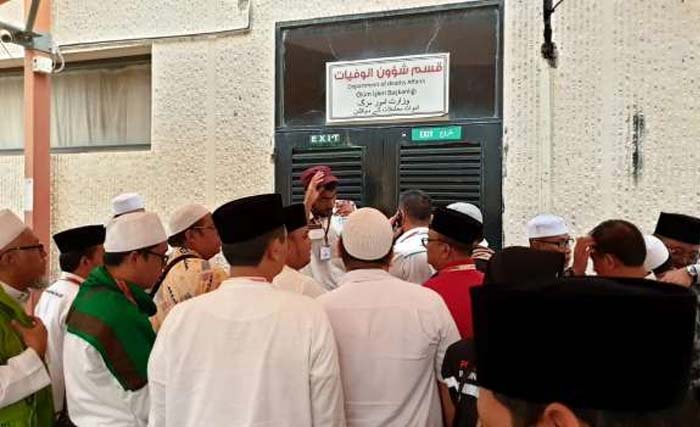 Masyarakat, termasuk Menteri Agama Lukman Hakim Saifuddin, berada di depan kamar mayat Rumah Sakit Al-Noor, Mekkah, Selasa. (Foto:Antara)