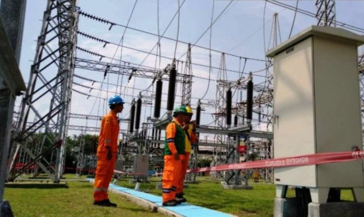 Petugas PLN memeriksa transmisi di Unit Pelaksana Transmisi (UPT) Gresik yang terletak di Jalan Mayjen Sungkono no 04 Segoromadu Kebomas Gresik, Jatim. (Foto: Antara/Abdul Malik Ibrahim)