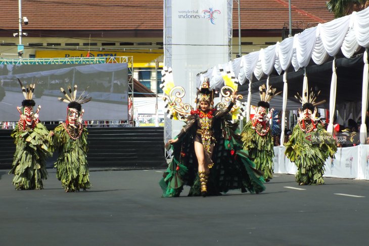 Penampilan Cinta Laura di Jember Fashion Carnaval (JFC), Minggu 4 Agustus 2019.