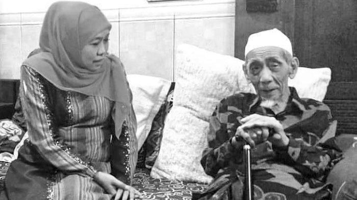 Kenangan Khofifah Indar Parawansa bersama KH Maimoen Zuber. (Foto: dok/ngopibareng.id)