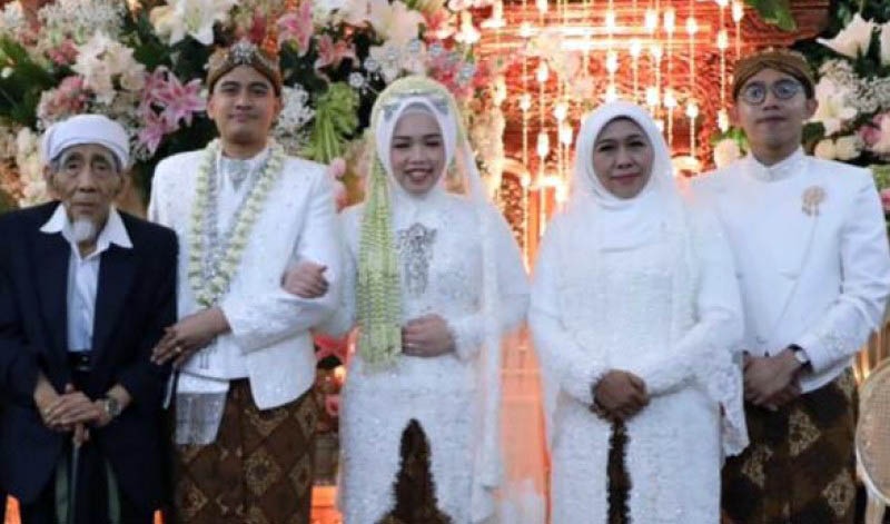 Kyai Maimoen saat menghadiri acara akad nikah putri gubernur Jatim Khofifah. (Foto: Istimewa)