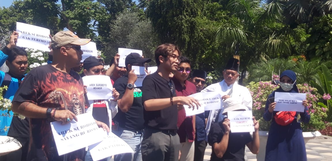 Massa Arek Suroboyo saat berdemonstrasi di depan Gedung Grahadi, Surabaya. (Foto: Istimewa)